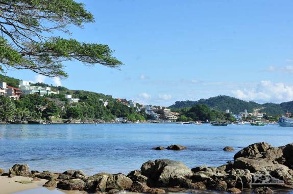 O fantástico e bucólico visual da praia de Sepultura, em Bombinhas, litoral de Santa Catarina